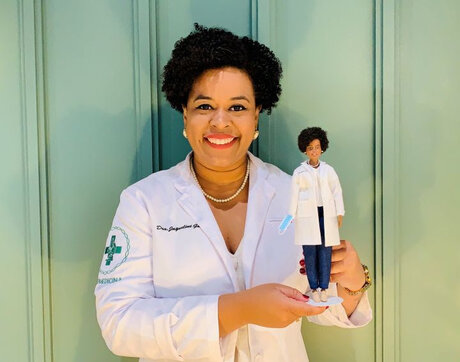 Mattel lança Barbie inspirada na cientista brasileira Dra. Jaqueline Goes